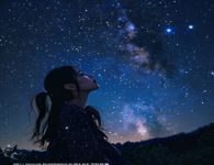 弥生美月深夜星河影像作品，夜空星光璀璨背景下弥生美月仰望星空的优雅剪影